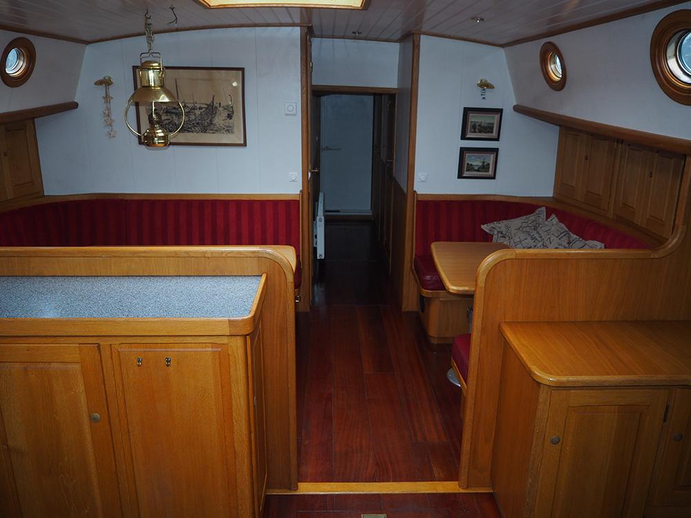 Saloon, Accommodation